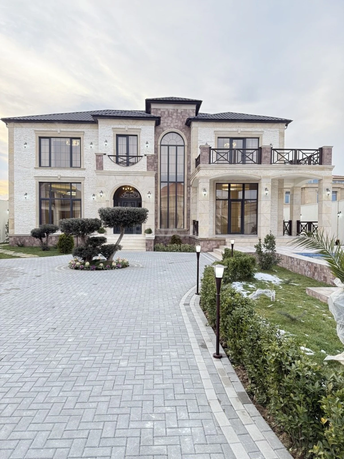 Satılır 6 otaqlı həyət evi 450 m²