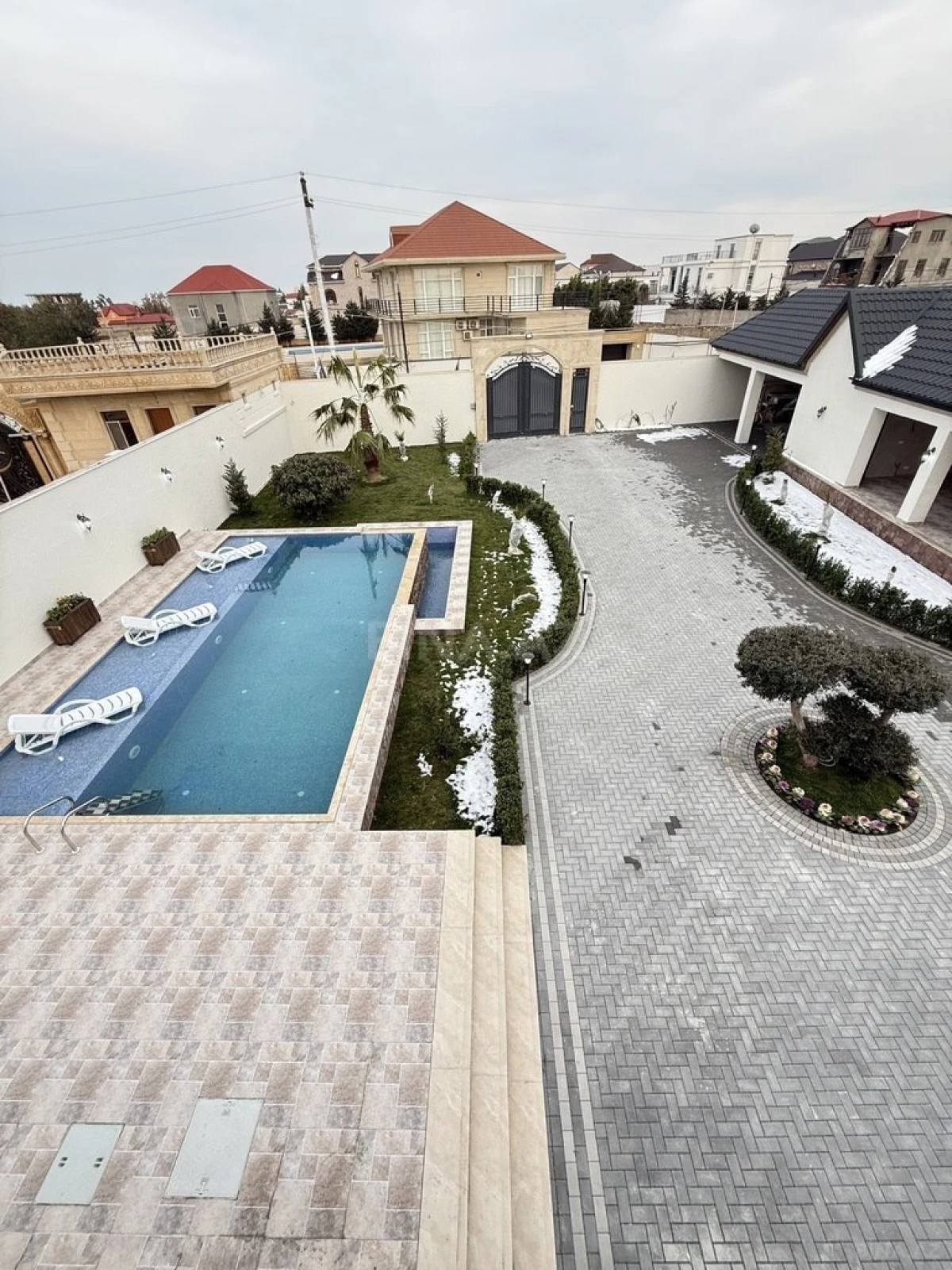 Satılır 6 otaqlı həyət evi 450 m²