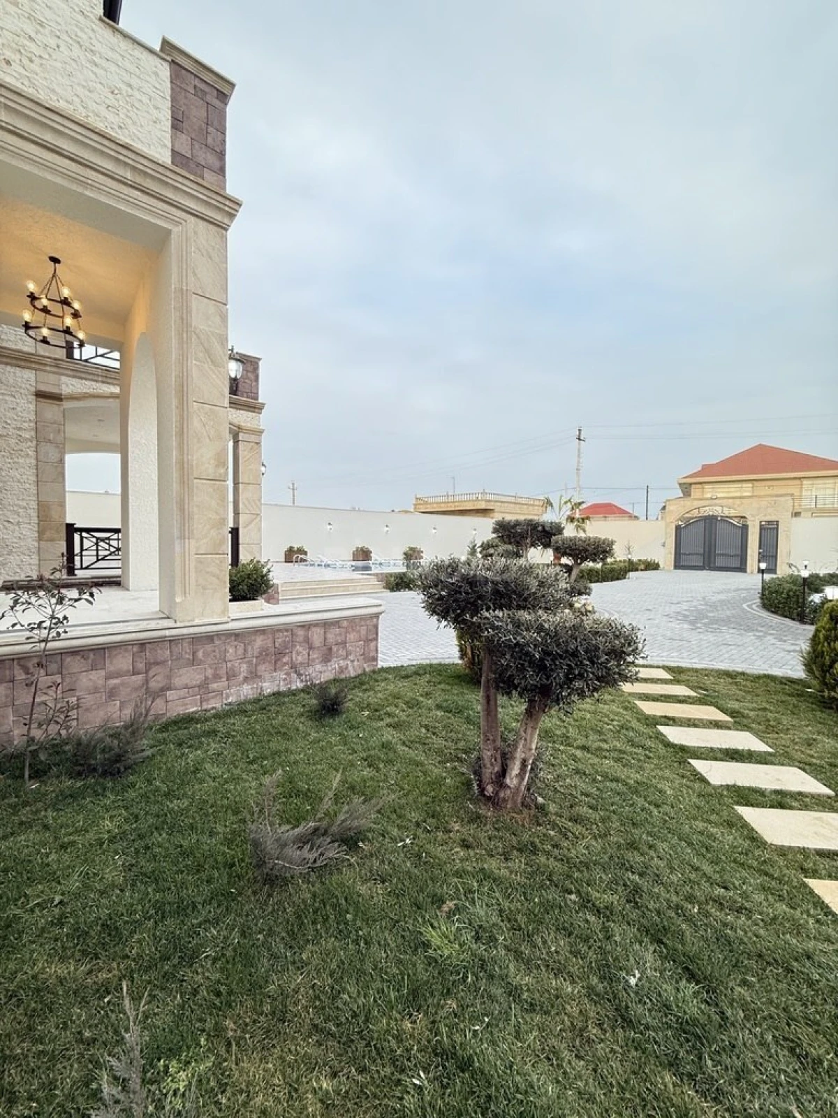 Satılır 6 otaqlı həyət evi 450 m²