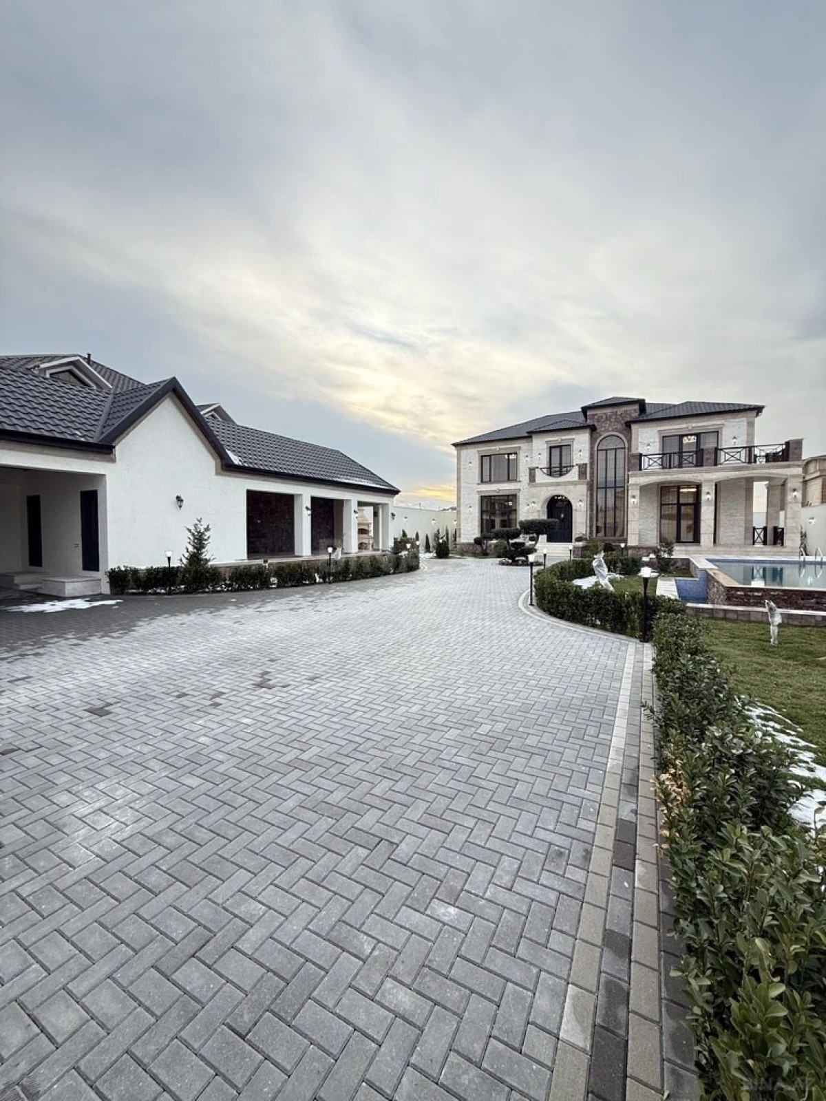 Satılır 6 otaqlı həyət evi 450 m²