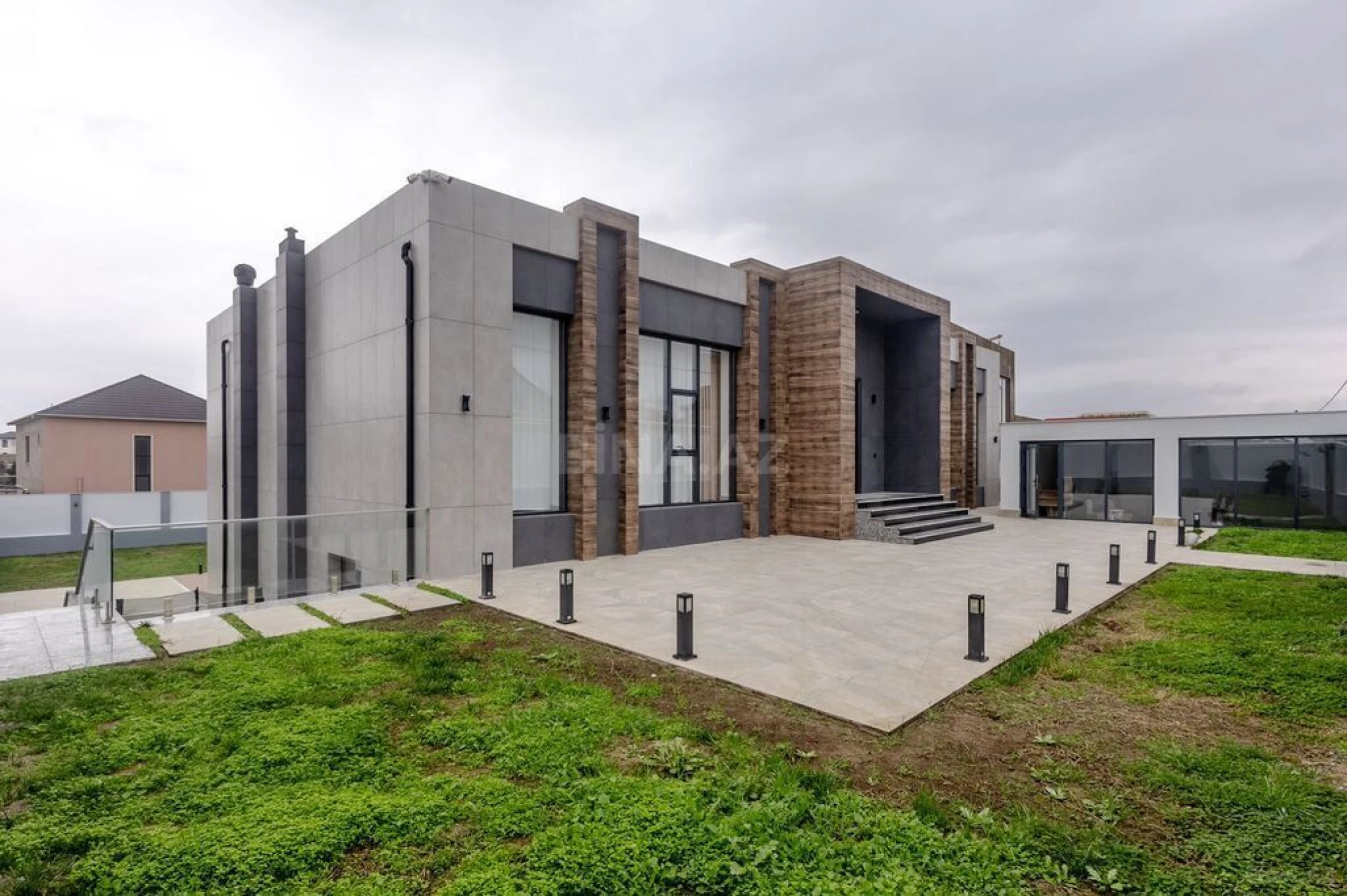 Kirayə verilir 6 otaqlı həyət evi 540 m²