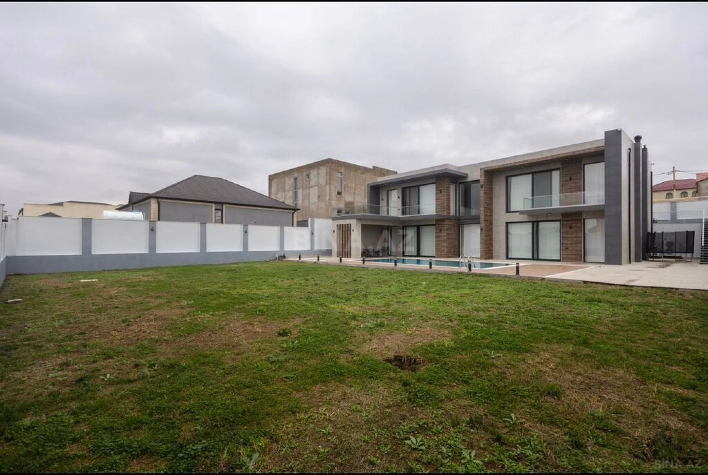 Kirayə verilir 6 otaqlı həyət evi 540 m²