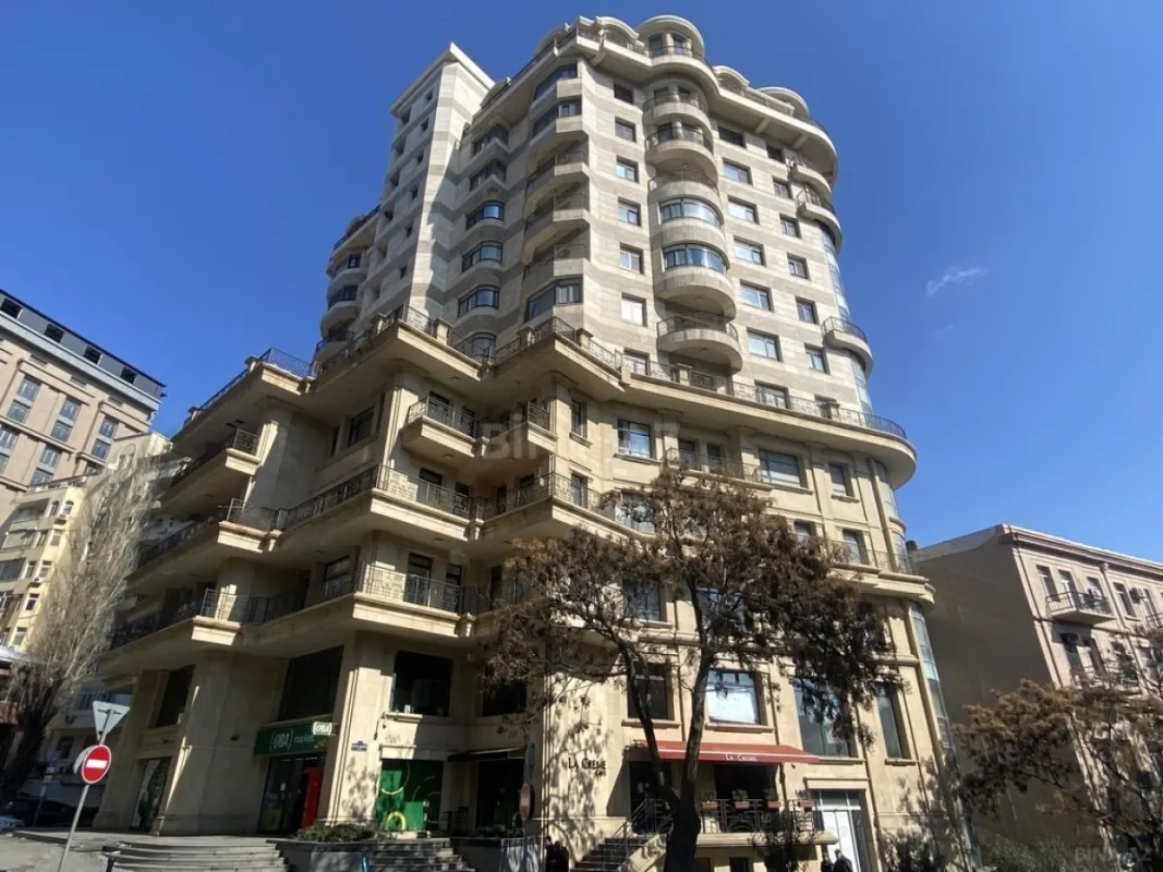 Satılır 4 otaqlı mənzil 207 m²