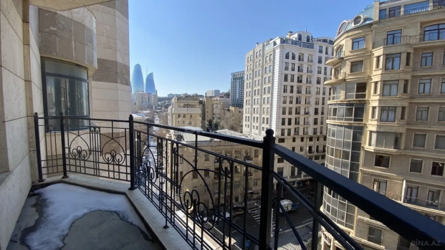 Satılır 4 otaqlı mənzil 207 m²