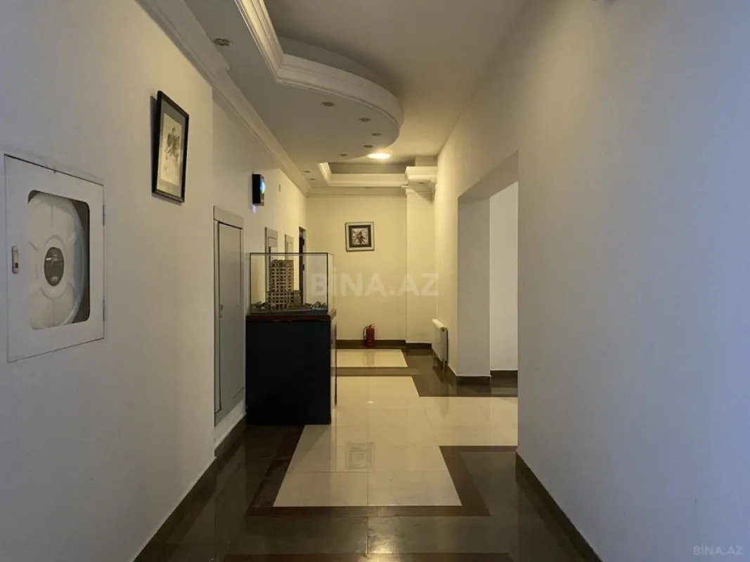 Satılır 4 otaqlı mənzil 207 m²
