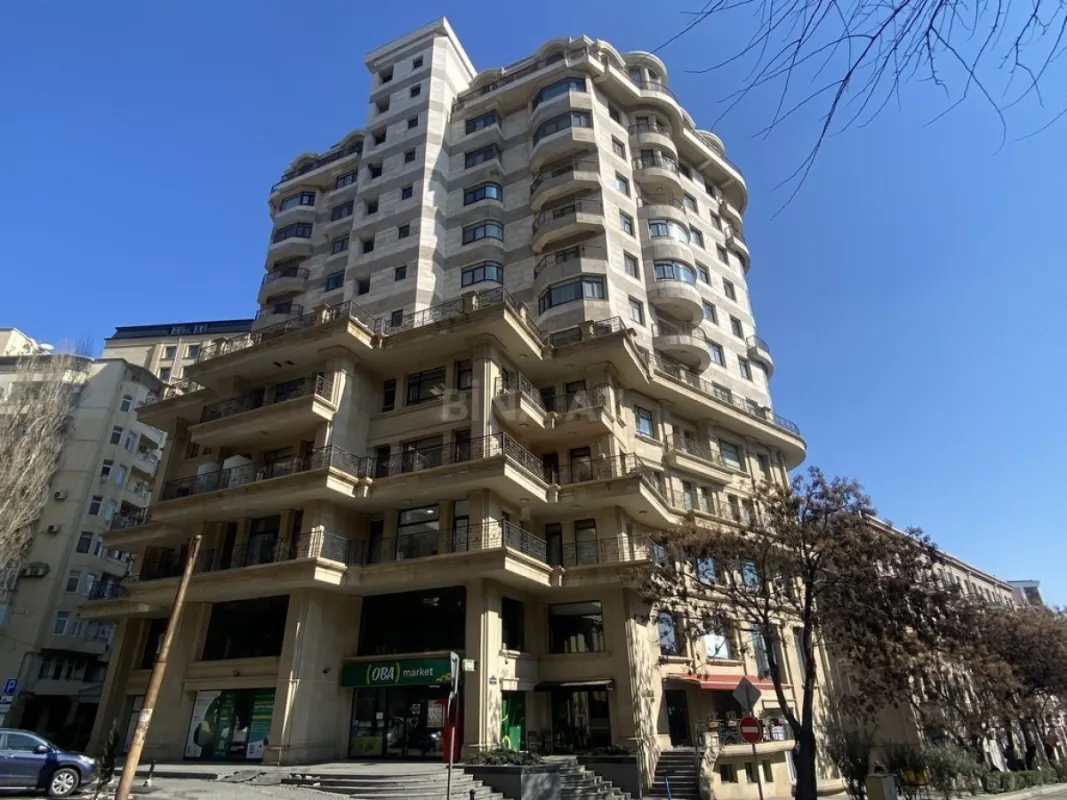 Satılır 4 otaqlı mənzil 207 m²