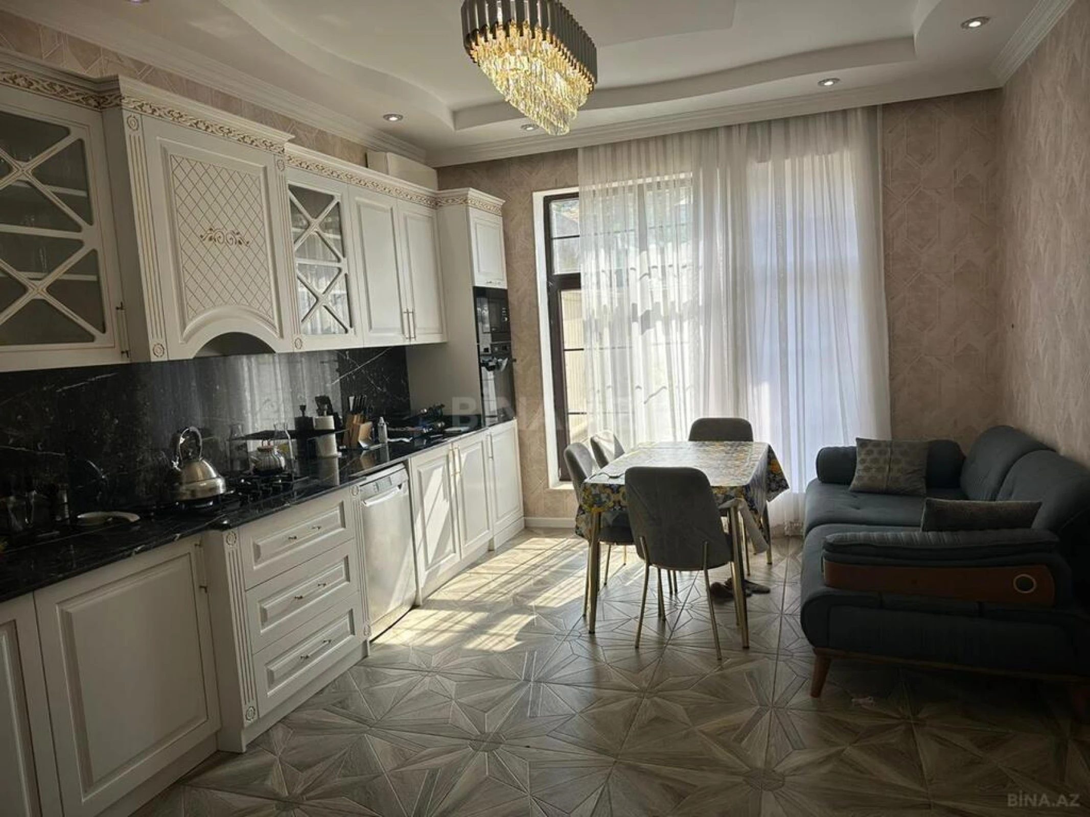 Satılır 6 otaqlı həyət evi 350.5 m²