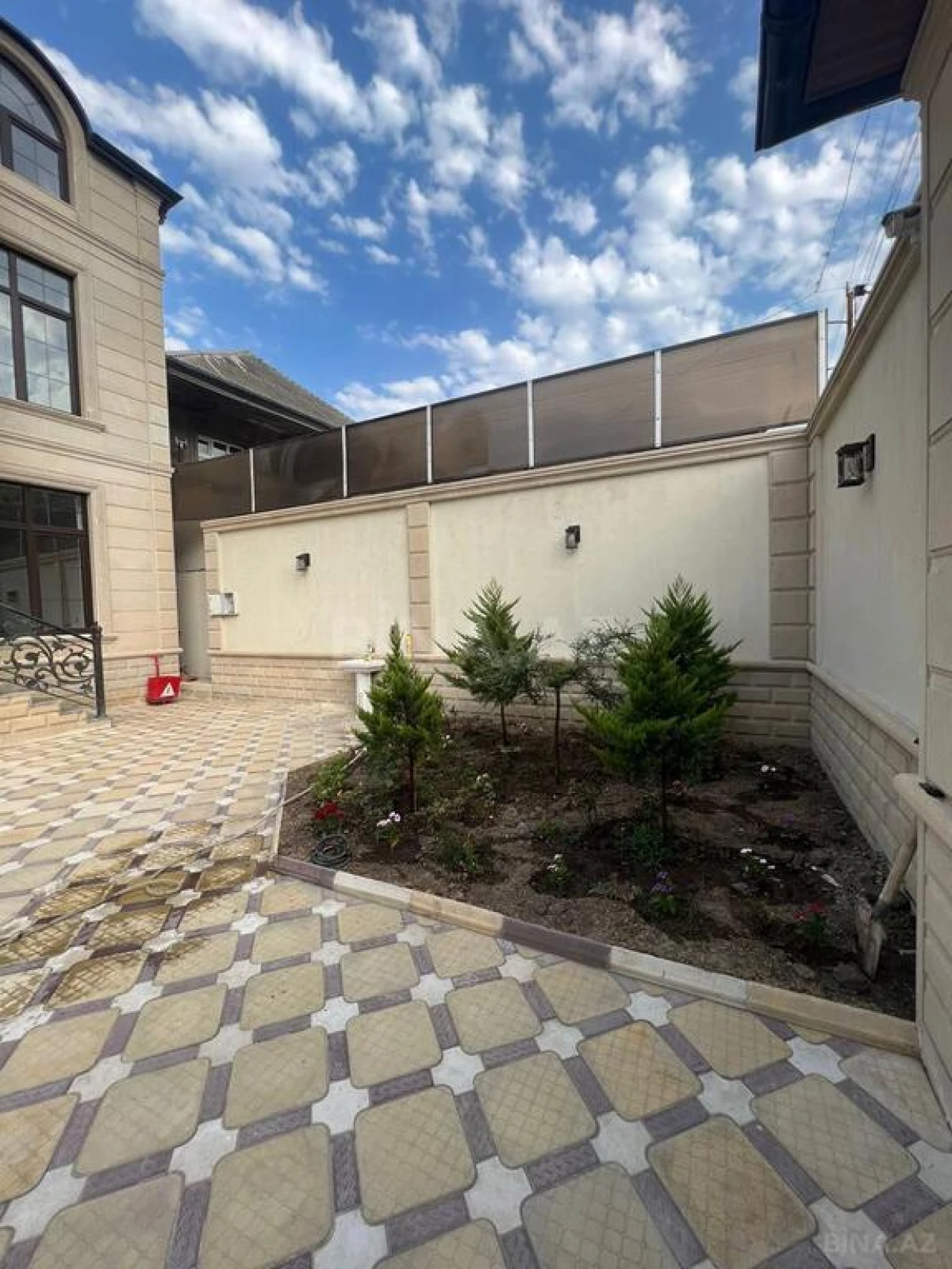 Satılır 6 otaqlı həyət evi 350.5 m²