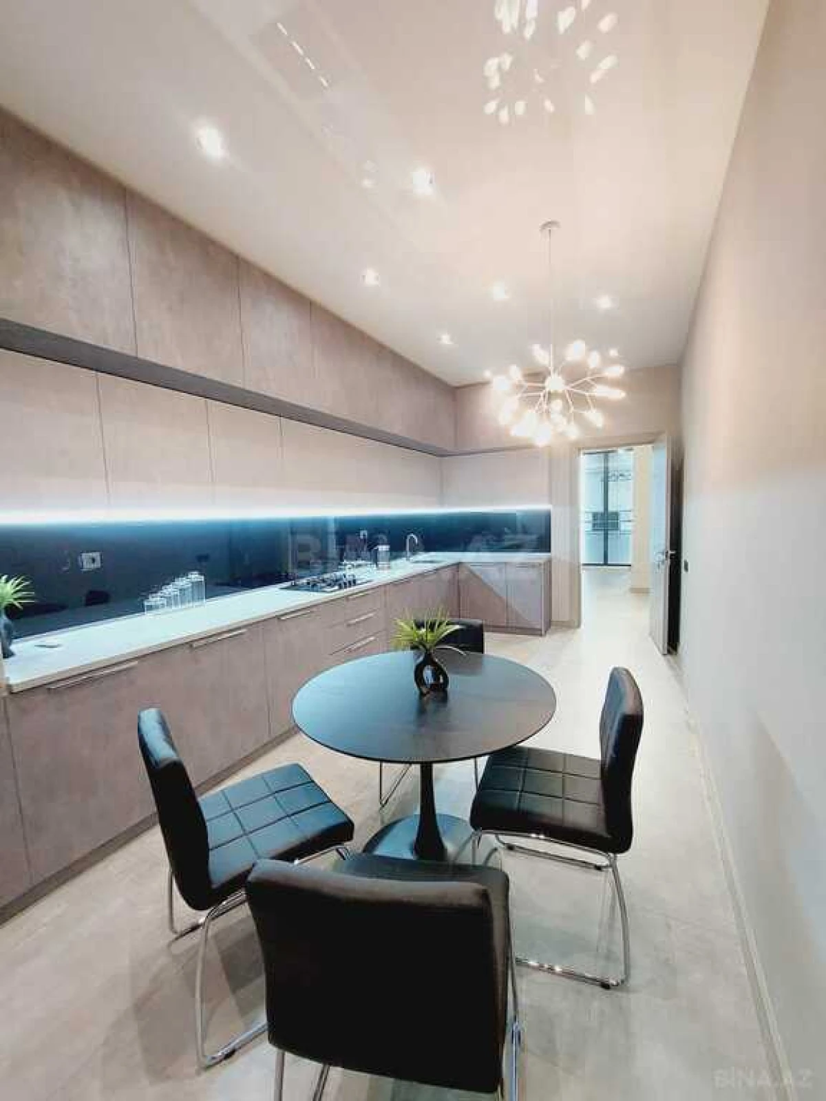 Kirayə verilir 3 otaqlı mənzil 145 m²