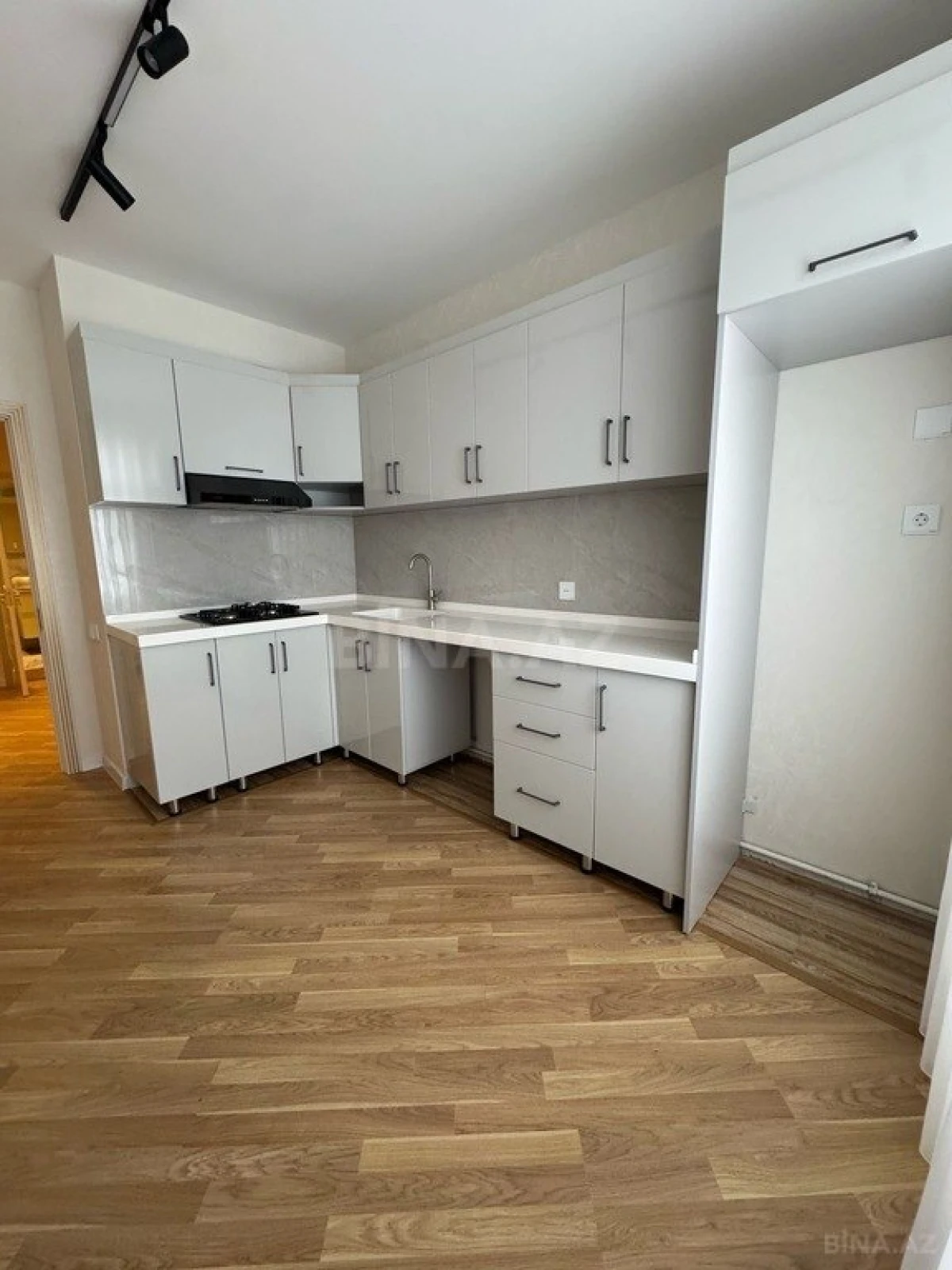 Satılır 4 otaqlı mənzil 134 m²