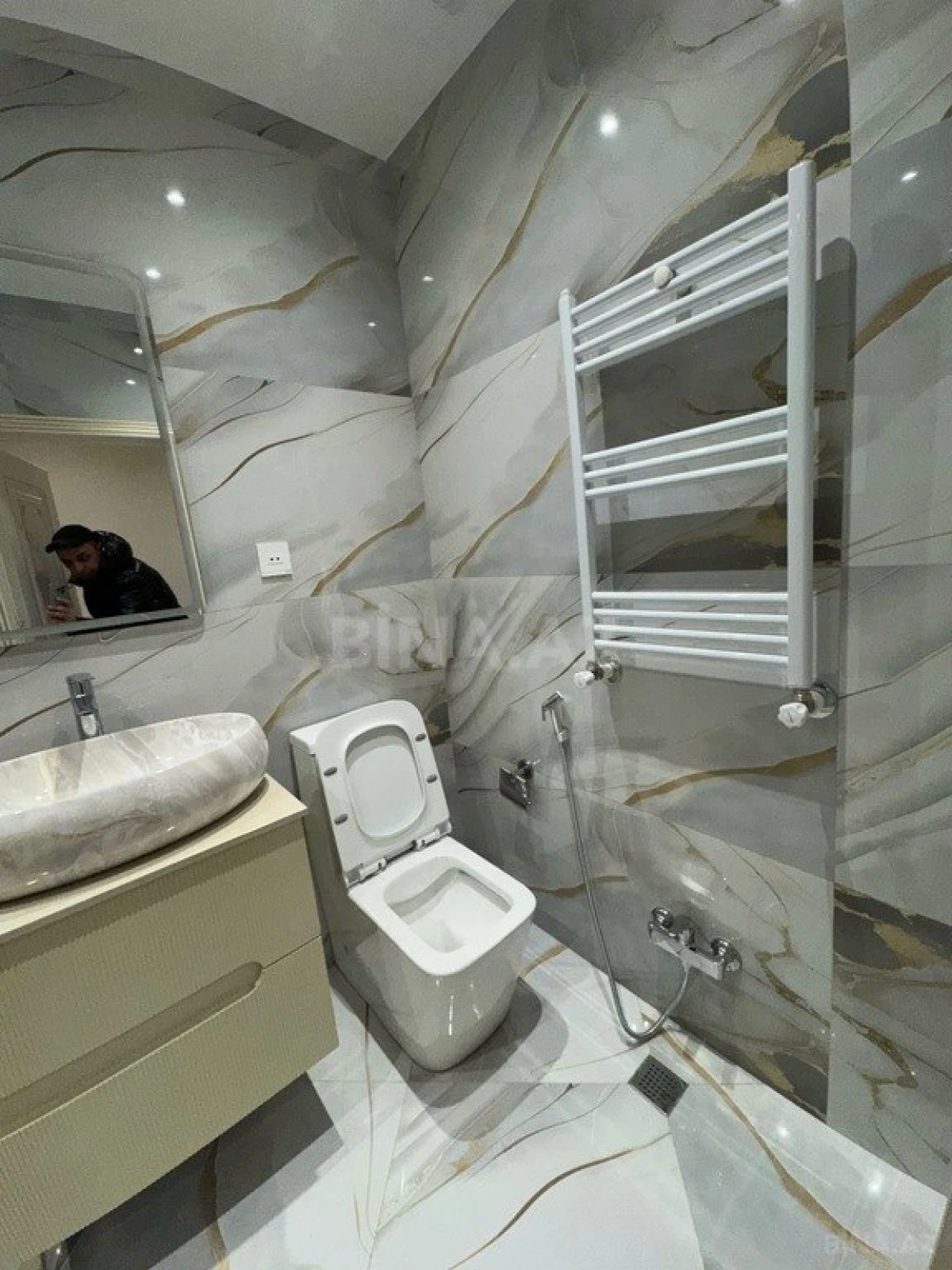 Satılır 4 otaqlı mənzil 134 m²