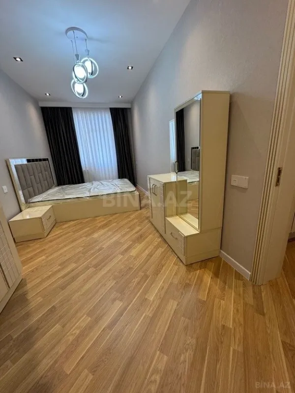 Satılır 4 otaqlı mənzil 134 m²