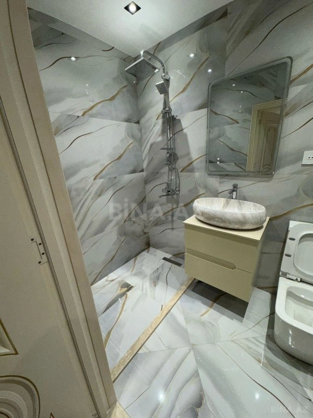 Satılır 4 otaqlı mənzil 134 m²