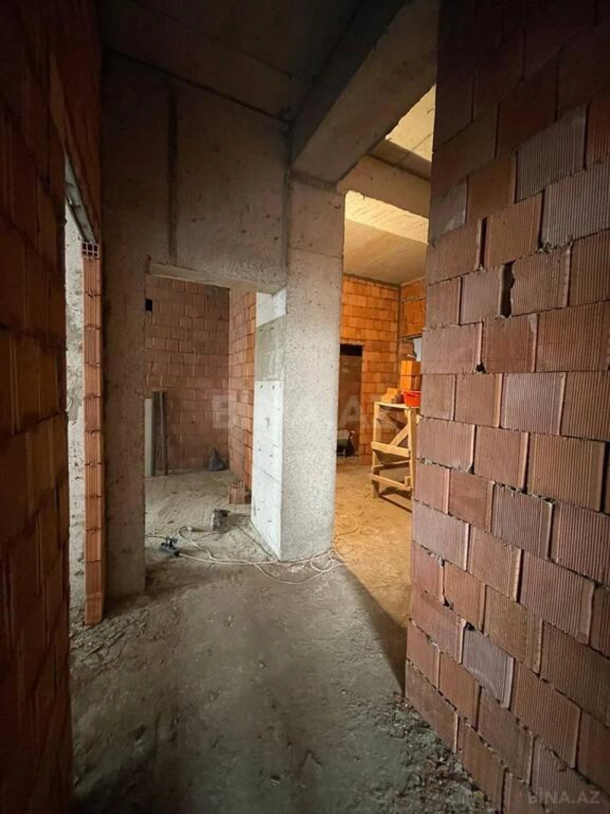 Satılır 4 otaqlı mənzil 181 m²