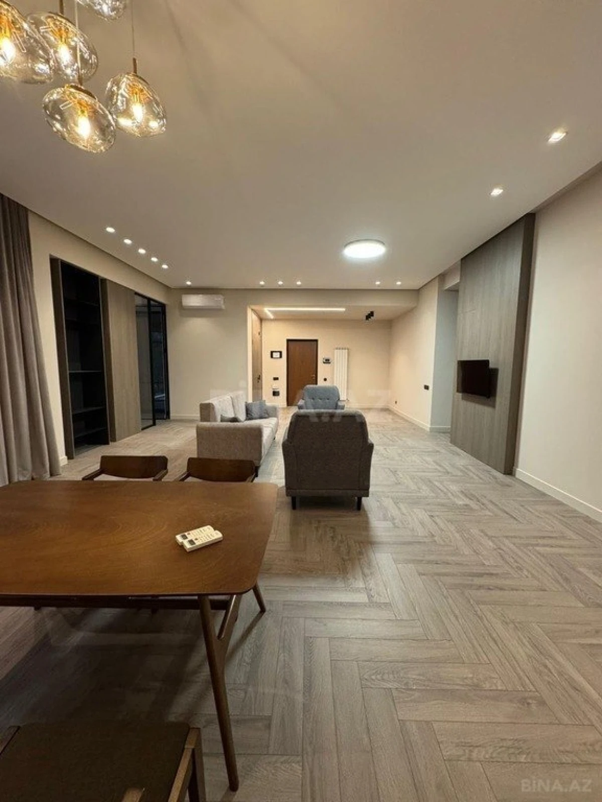 Satılır 3 otaqlı mənzil 158 m²
