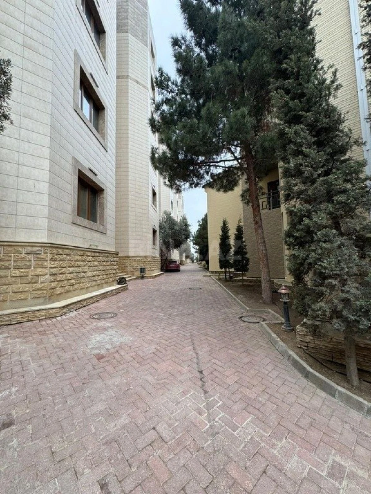 Satılır 3 otaqlı mənzil 158 m²