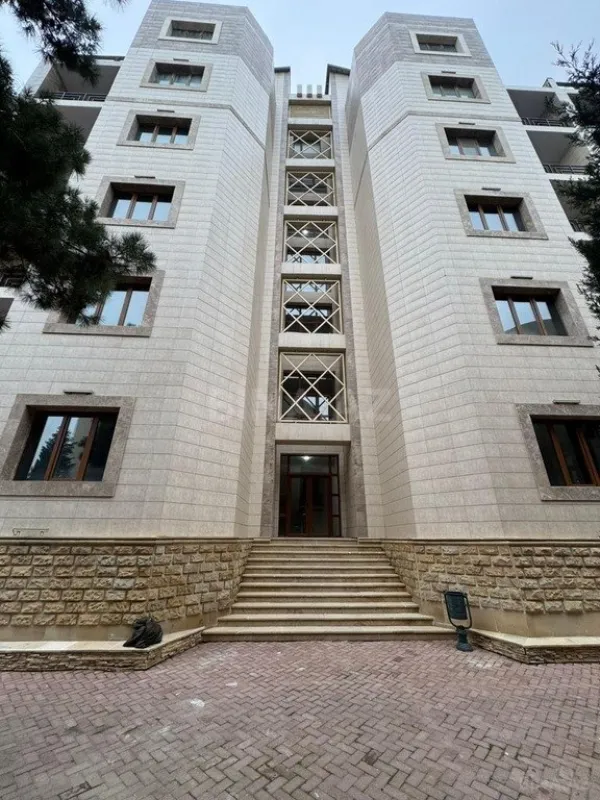 Satılır 3 otaqlı mənzil 158 m²