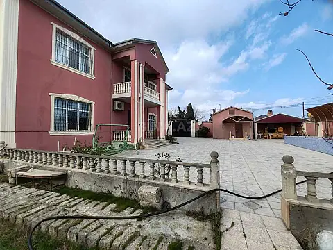 Satılır 7 otaqlı həyət evi 250 m²