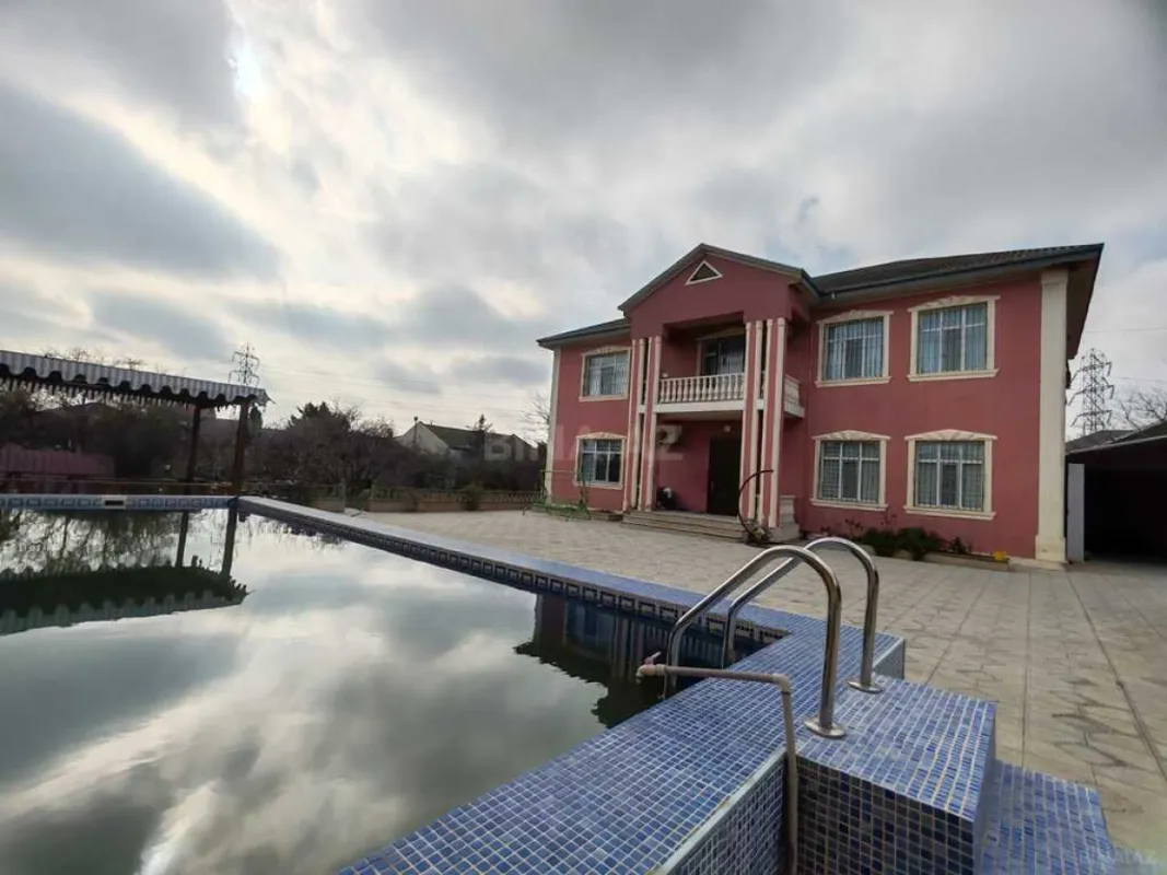 Satılır 7 otaqlı həyət evi 250 m²