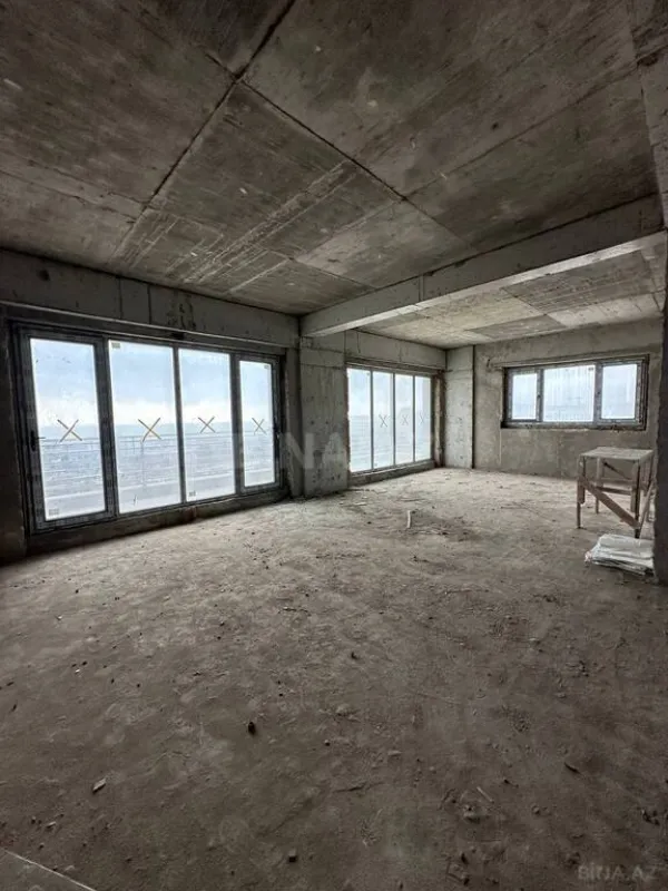 Satılır 4 otaqlı mənzil 188 m²