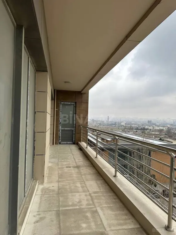 Satılır 4 otaqlı mənzil 188 m²
