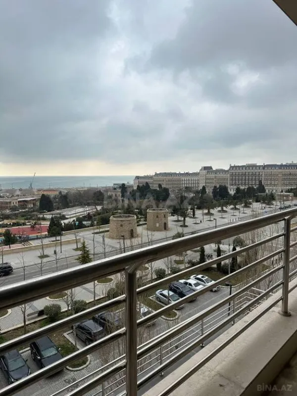 Satılır 4 otaqlı mənzil 188 m²