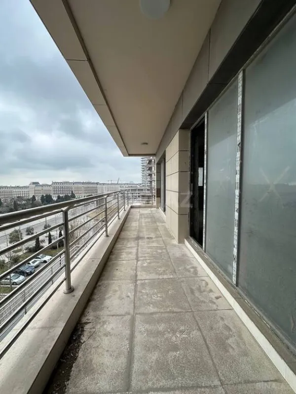 Satılır 4 otaqlı mənzil 188 m²