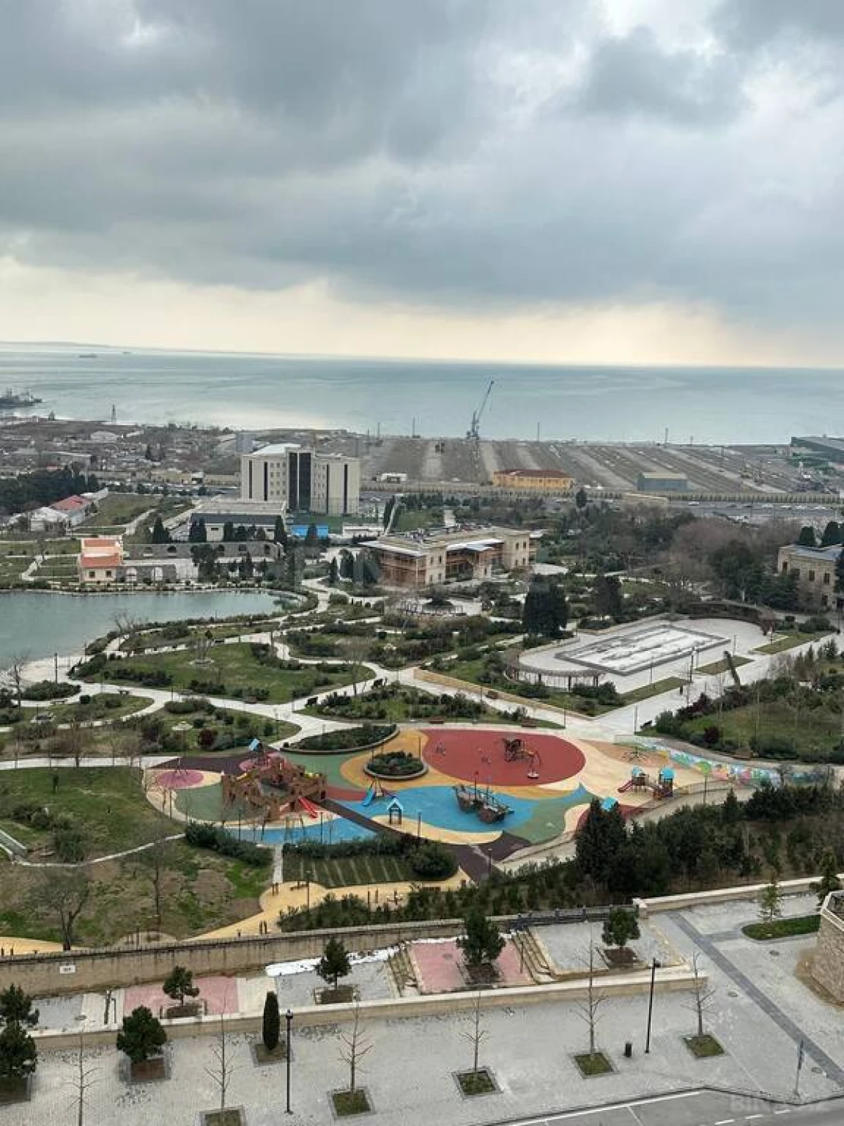 Satılır 3 otaqlı mənzil 158 m²