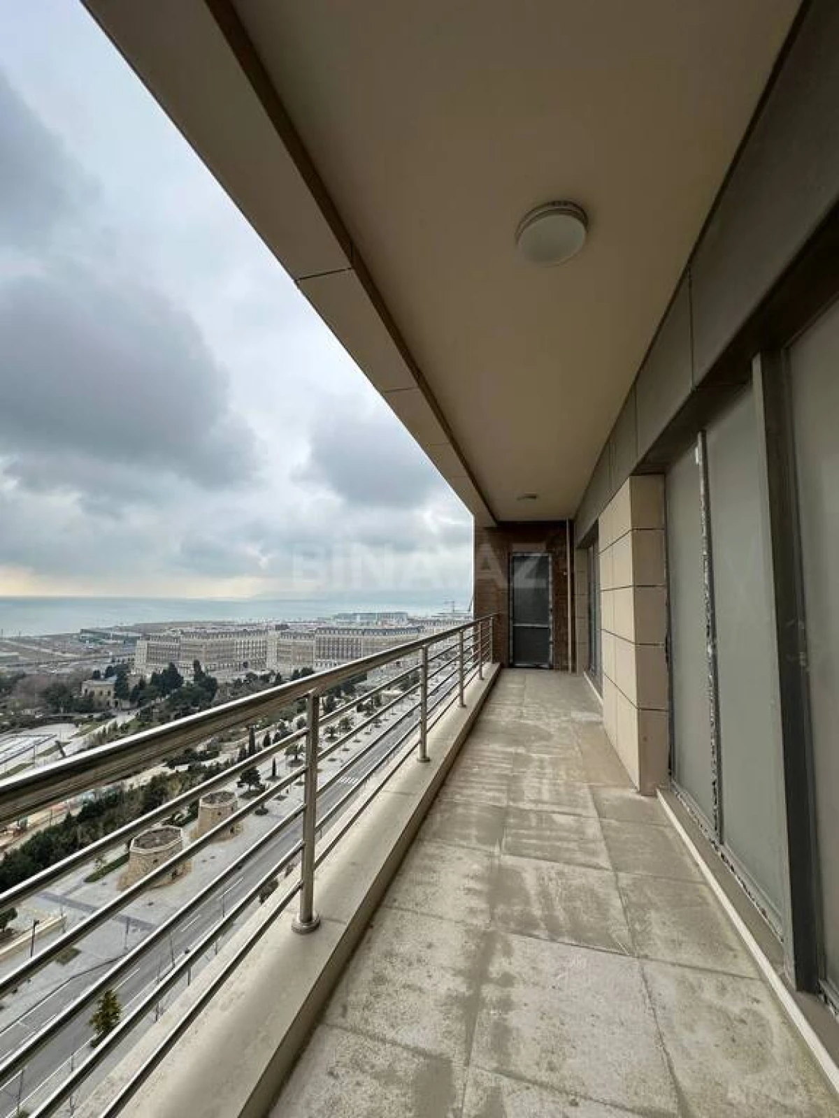 Satılır 3 otaqlı mənzil 158 m²