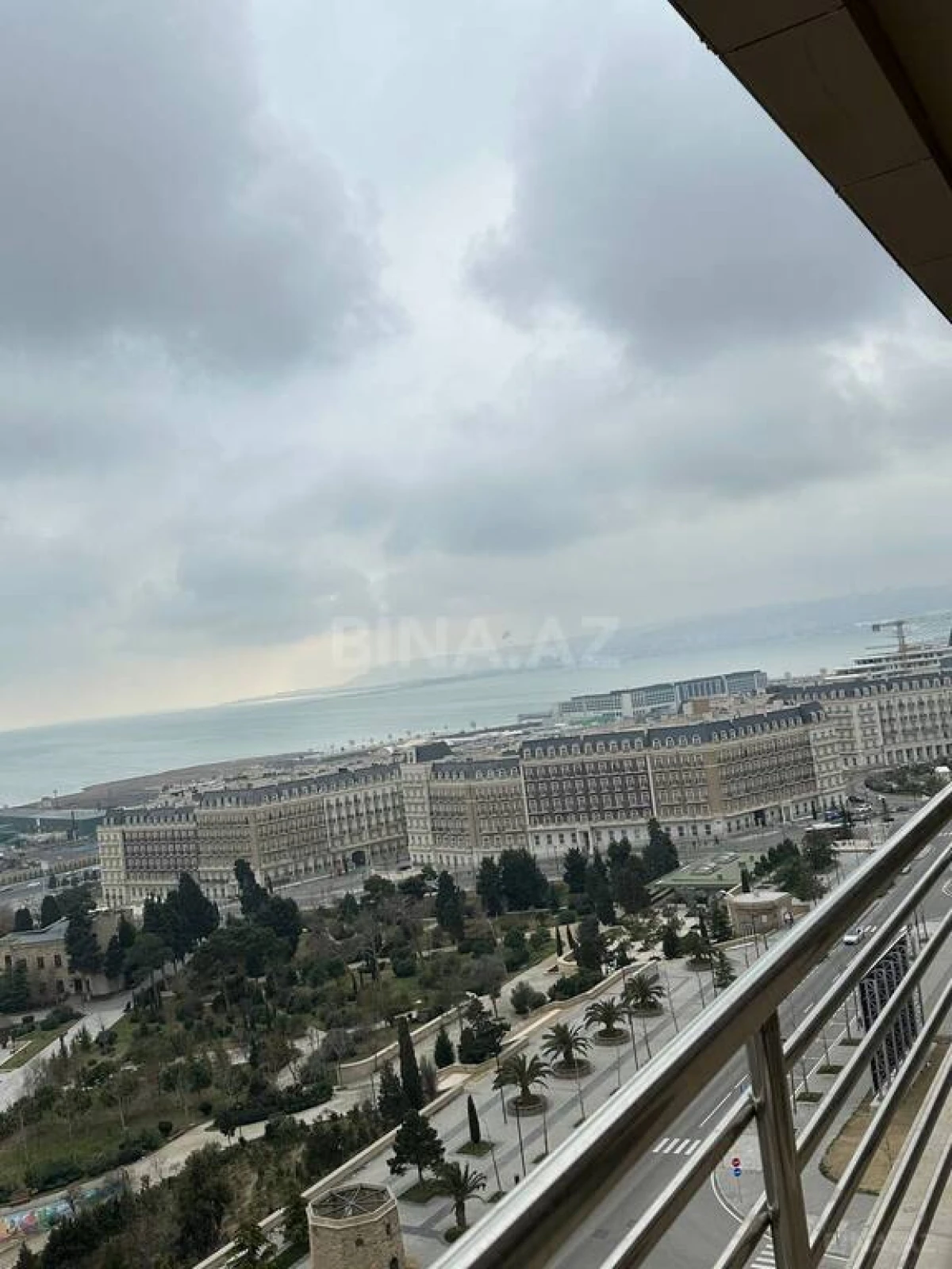 Satılır 3 otaqlı mənzil 158 m²