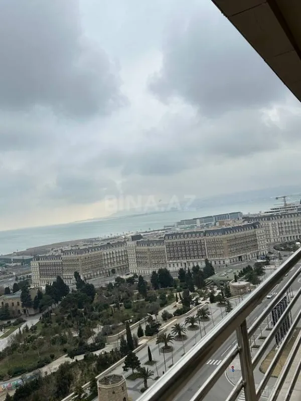 Satılır 3 otaqlı mənzil 158 m²