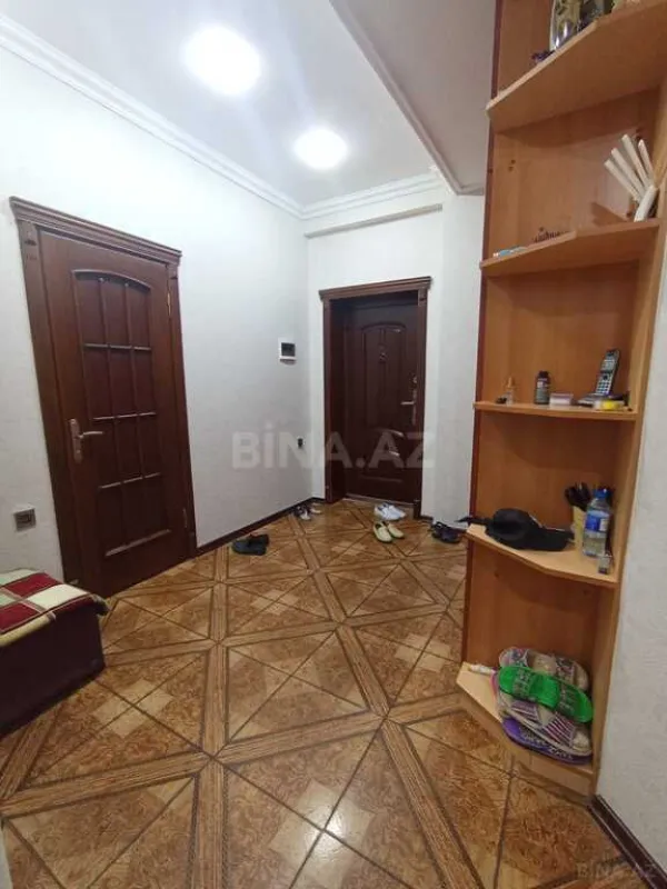 Satılır 4 otaqlı mənzil 130 m²