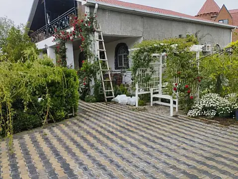 Satılır 5 otaqlı həyət evi 300 m²