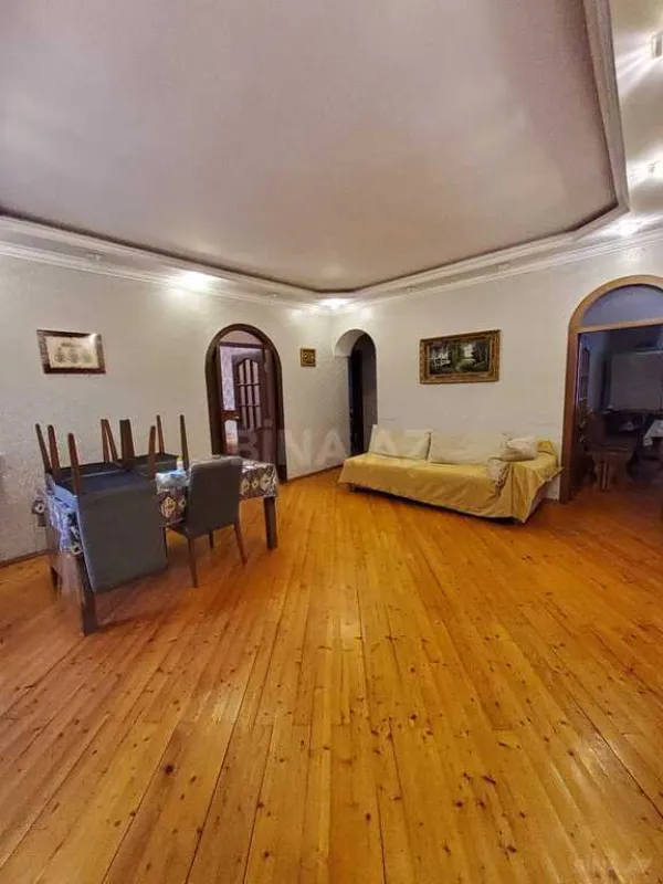 Satılır 7 otaqlı həyət evi 200 m²