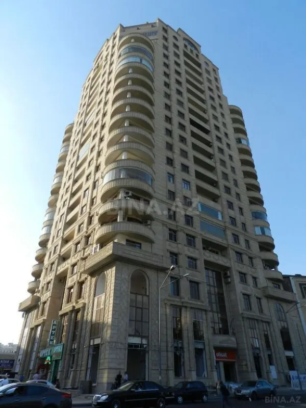 Satılır 4 otaqlı mənzil 172 m²