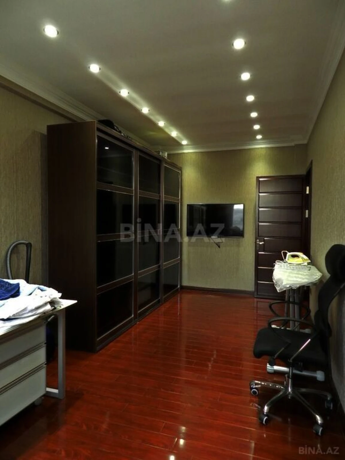 Satılır 4 otaqlı mənzil 172 m²