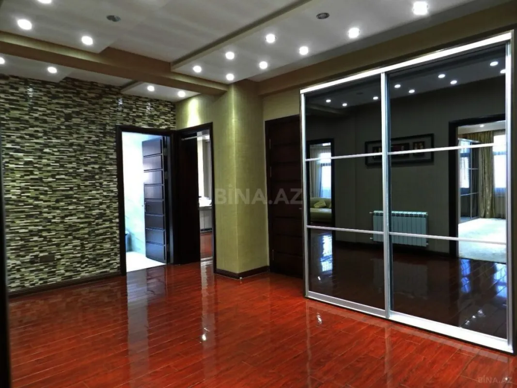 Satılır 4 otaqlı mənzil 172 m²