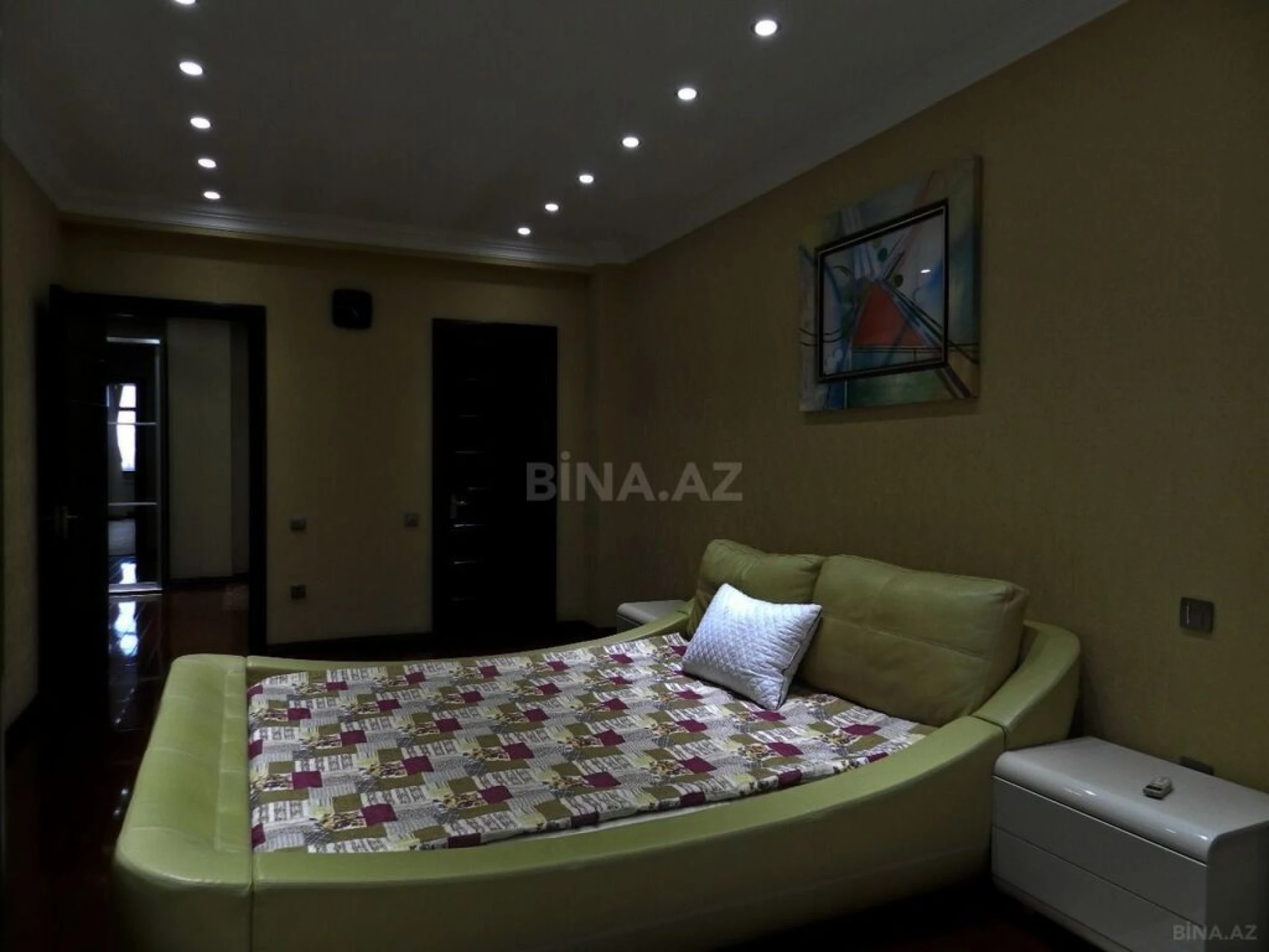 Satılır 4 otaqlı mənzil 172 m²
