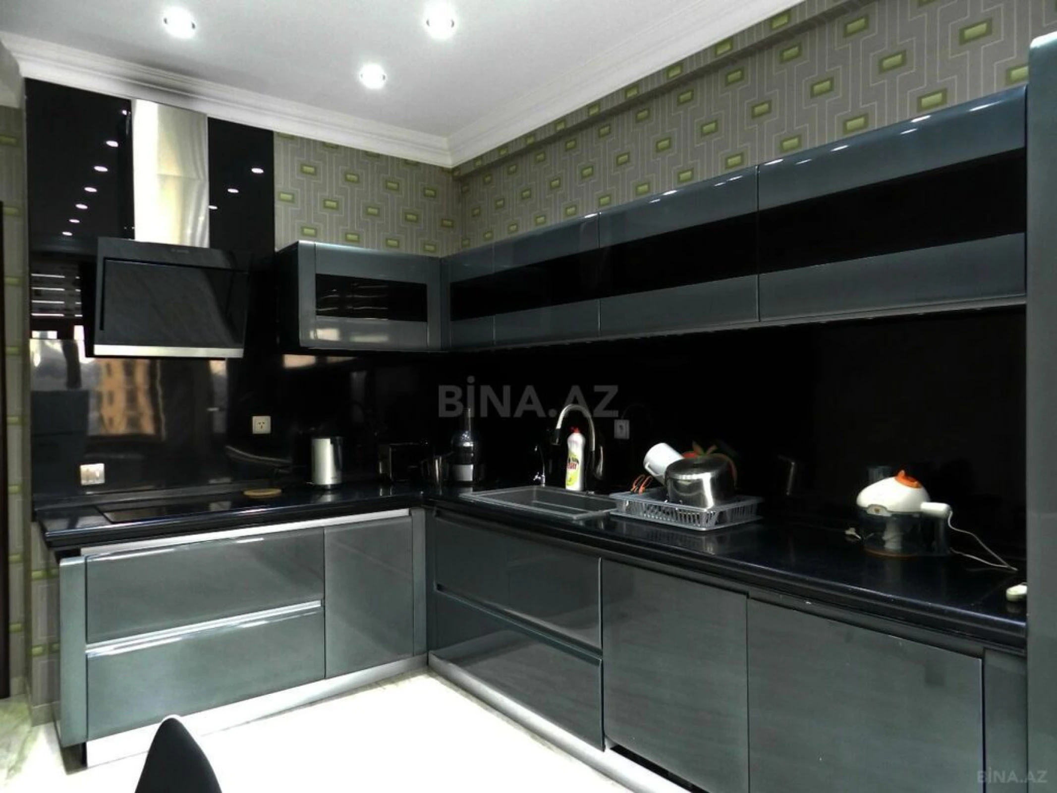Satılır 4 otaqlı mənzil 172 m²
