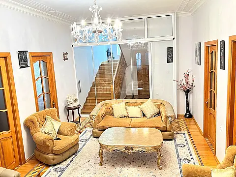 Satılır 7 otaqlı həyət evi 350 m²