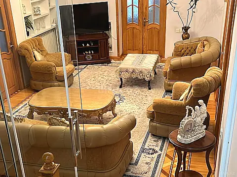Satılır 7 otaqlı həyət evi 350 m²