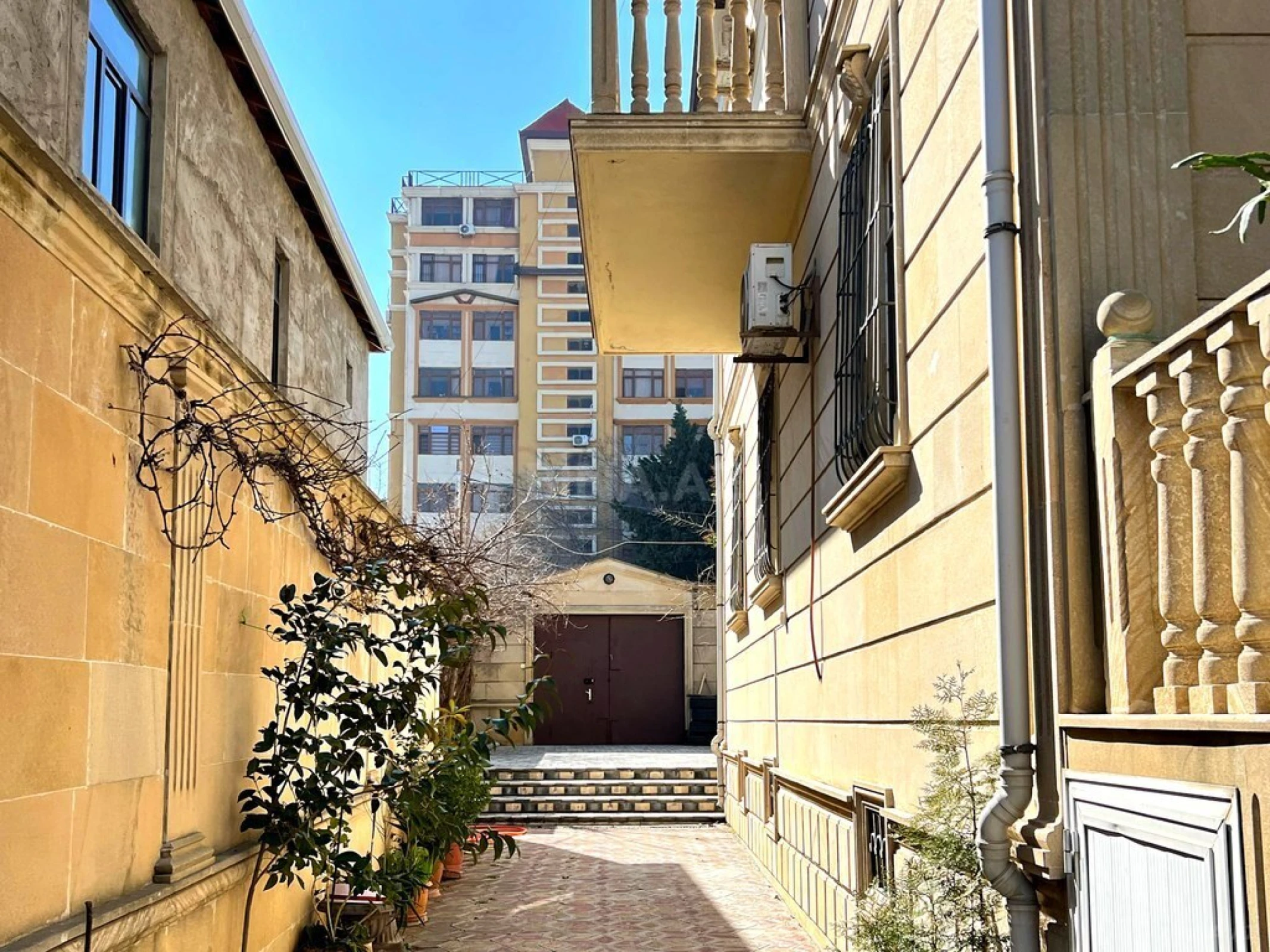 Satılır 7 otaqlı həyət evi 350 m²
