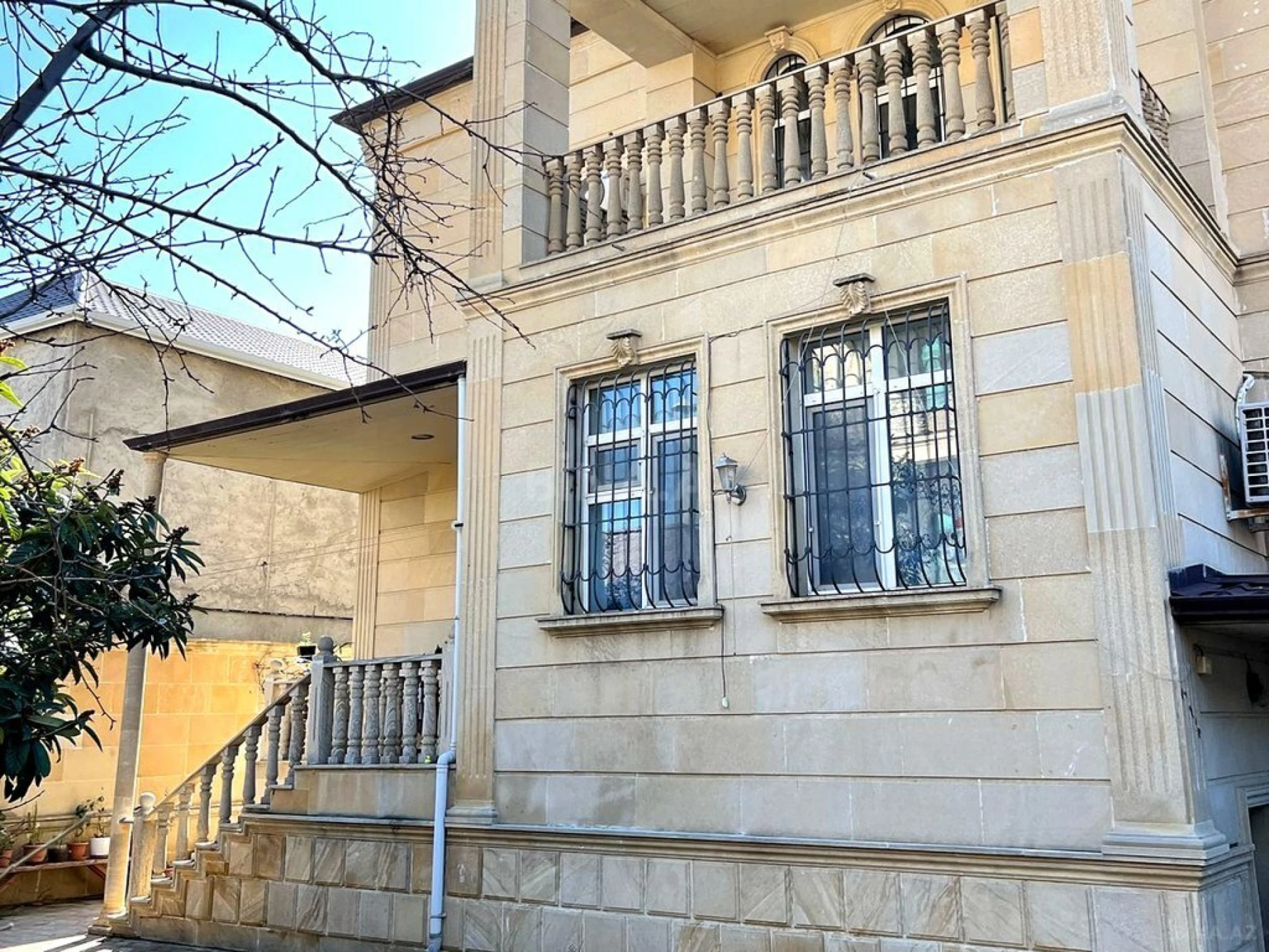 Satılır 7 otaqlı həyət evi 350 m²
