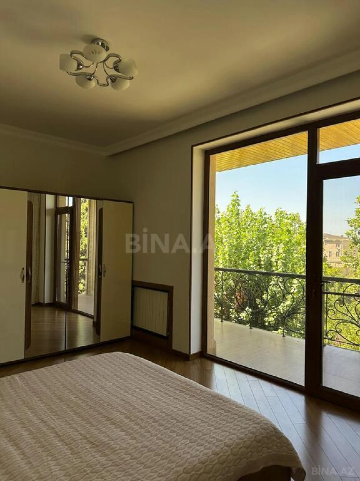 Satılır 5 otaqlı həyət evi 200 m²