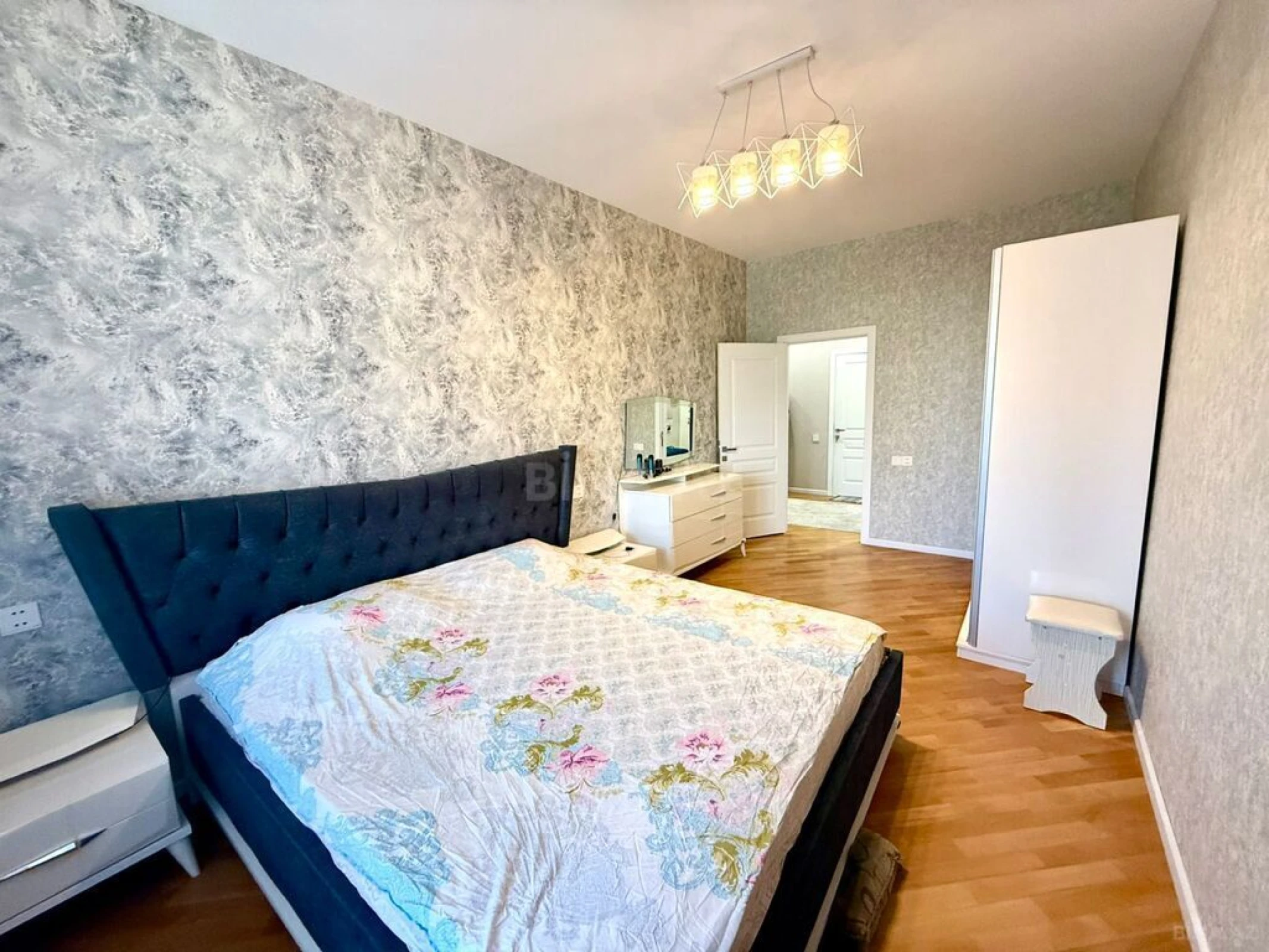 Satılır 3 otaqlı mənzil 117 m²