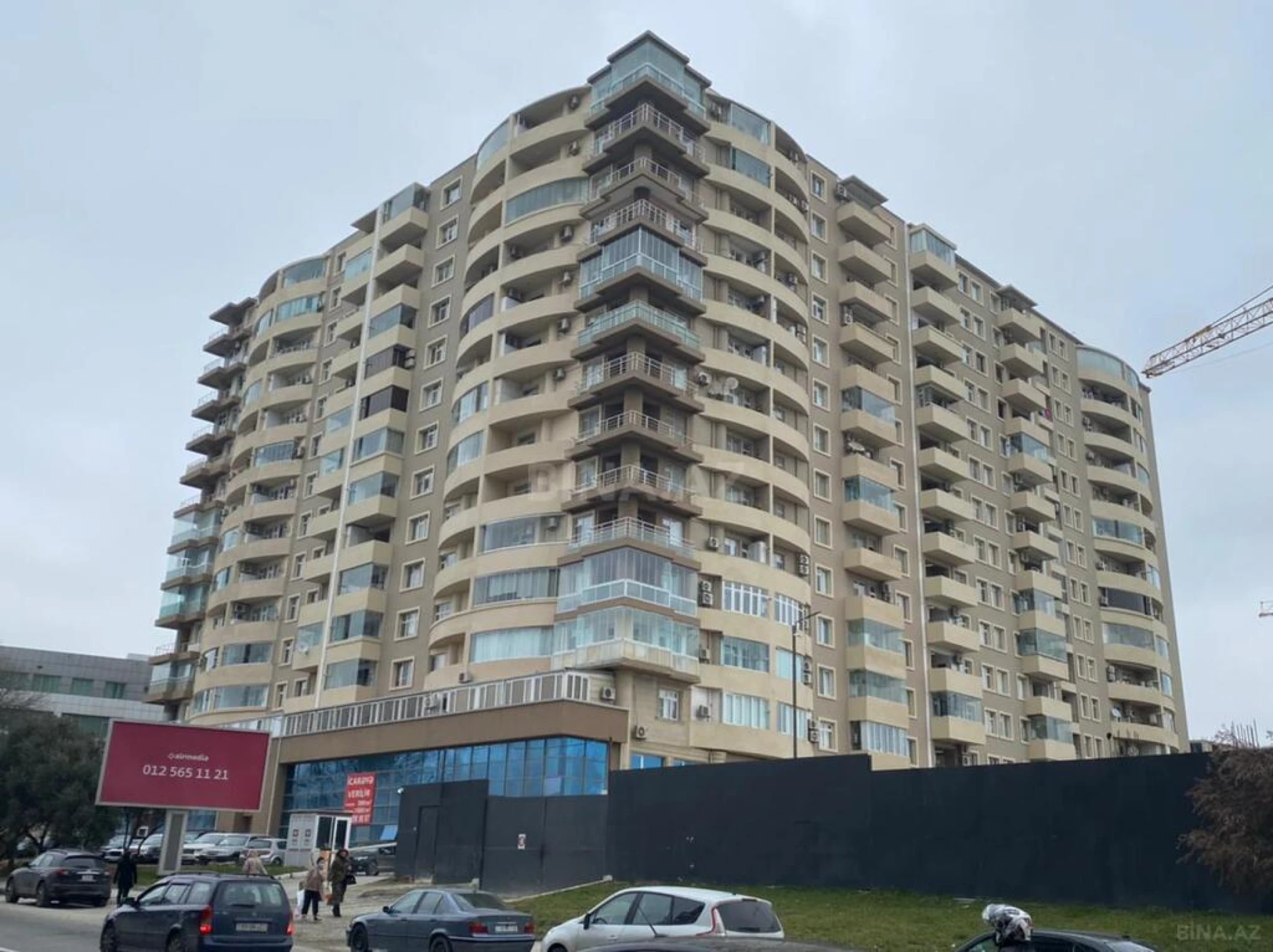 Satılır 4 otaqlı mənzil 200 m²