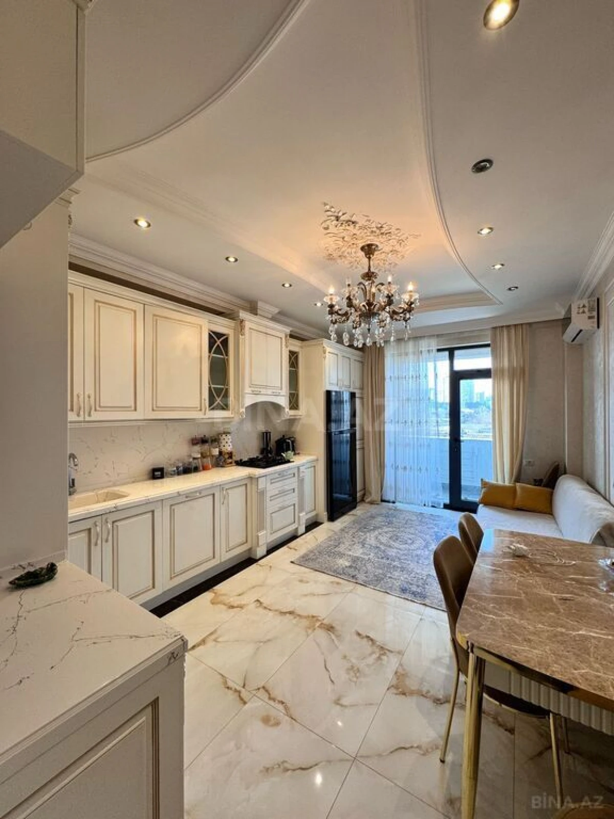 Satılır 4 otaqlı mənzil 185 m²