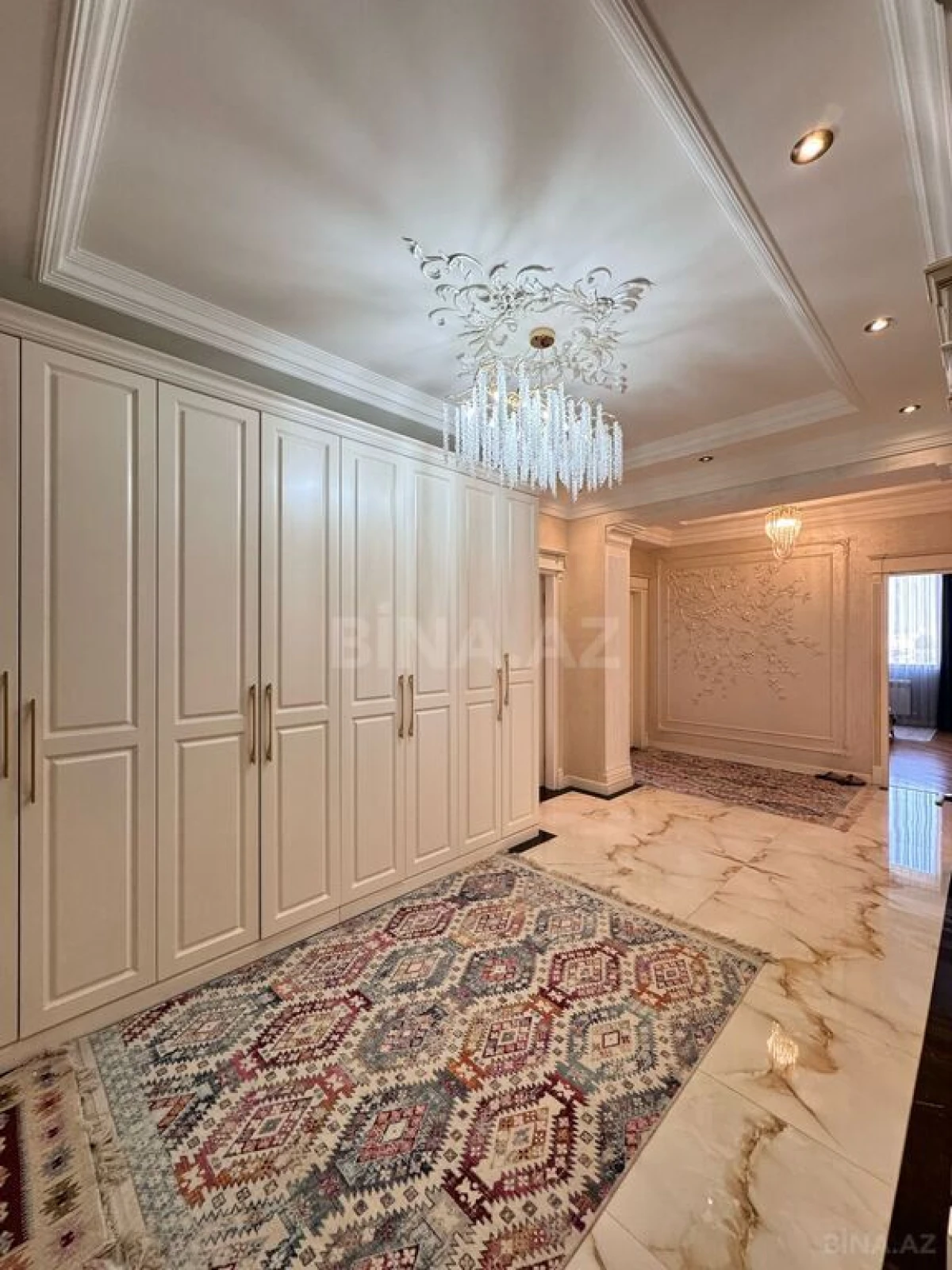 Satılır 4 otaqlı mənzil 185 m²