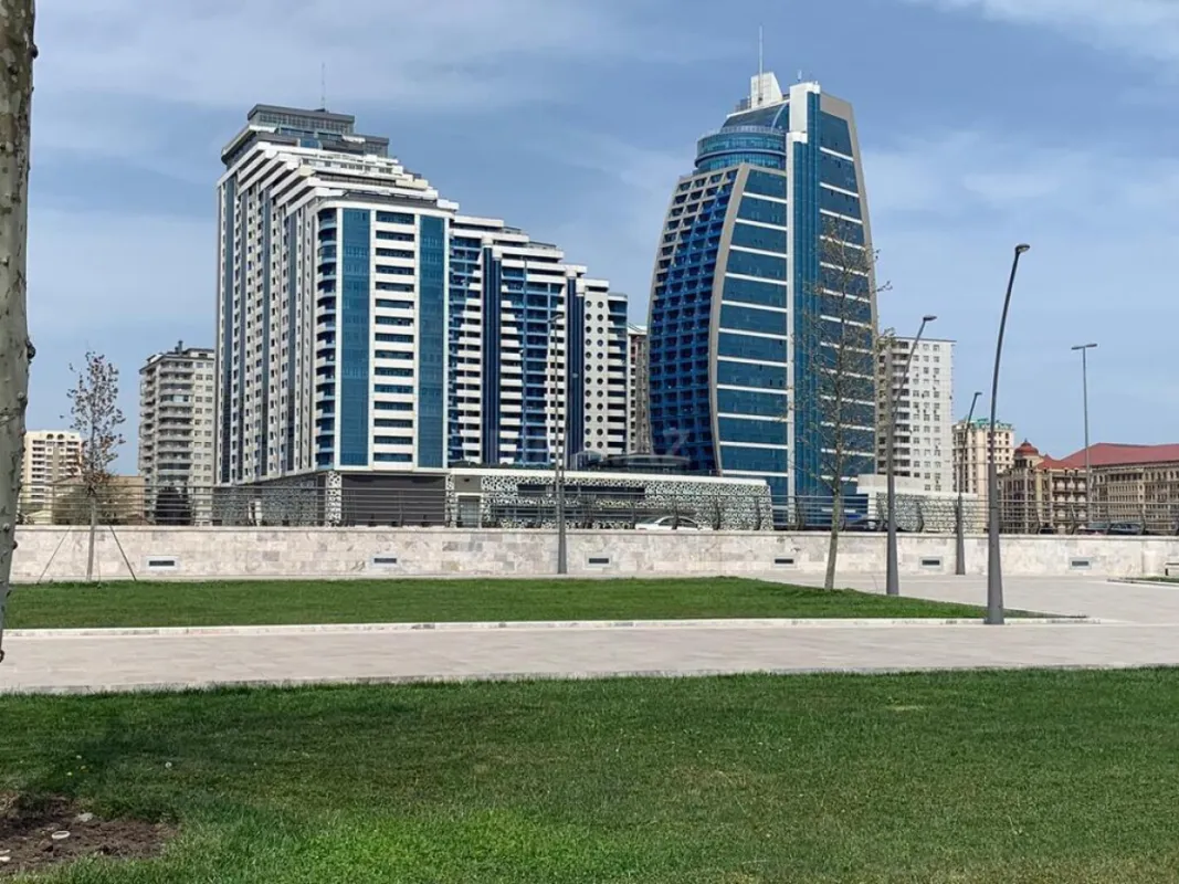 Satılır 4 otaqlı ofis 180 m²