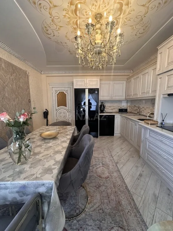 Satılır 4 otaqlı mənzil 150 m²
